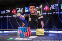 Jogador Rodlfo Tanaka festeja o bracelete no Main Event do BSOp 100 em Foz