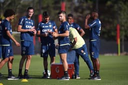 Jogadores do Flamengo em treino no Ninho