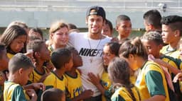 Não é só com festas que o craque gasta seu dinheiro. Neymar idealizou o Instituto Neymar JR (INJR) e pôs em prática a instituição que ajuda cerca de 10 mil pessoas direta e indiretamente.