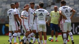 Elenco do Flamengo treinando no Mineirão na véspera da decisão contra o Cruzeiro