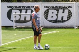 Oswaldo de Oliveira testa analisa alterações no Atlético-MG