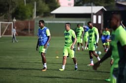 Elicarlos volta a atuar entre os titulares durante treino da Chapecoense