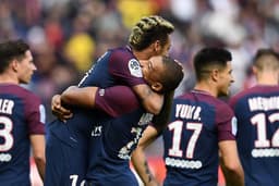 Neymar - O atacante da Seleção voltou a brilhar com a camisa do PSG. O camisa 10 marcou dois gols na goleada de 6 a 2 sobre o Bordeaux, um deles de pênalti, e pôs fim a polêmica com Cavani, dando assistência para gol do uruguaio.