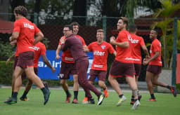 Auxiliar Lucas Silvestre se diverte com elenco do São Paulo em treino