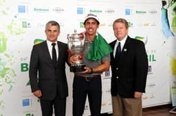 Mexicano Rodolfo Cazaubon recebe o troféu pelo título do Aberto do Brasil de golfe