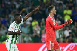 Neto - Mesmo levando três gols na vitória por 6 a 3 do Valencia sobre o Betis, fora de casa, o goleiro defendeu um pênalti e ajudou a equipe a sair com a vitória.