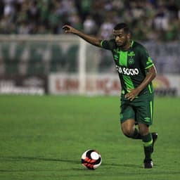 Reinaldo defendendo a Chapecoense