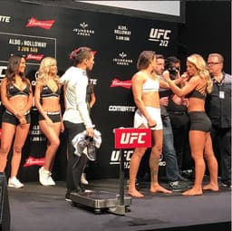 Paolla Oliveira grava cena de luta do UFC com Poliana Botelho