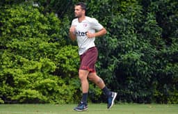 Gilberto tem contratura na coxa esquerda e iniciou exercícios no campo