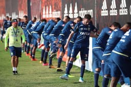 Jogadores do Flamengo em treino no Ninho