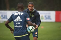 Na semana passada, Guerrero foi a campo e treinou com bola, mas sentiu dores. Ele desfalcou o time nos últimos três jogos