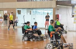 O futebol em cadeira de rodas, também chamado de Power Soccer, reúne competidores de todos os sexos