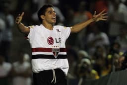 Lateral de 37 anos foi campeão paulista, da Libertadores e mundial em 2005