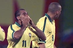 Ronaldo formava a dupla de ataque da Seleção Brasileira com Romário, que já era mais do que consagrado naquele época. Juntos, ganharam a Copa América e a Copa das Confederações pelo Brasil em 1997