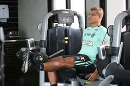 Ederson em treino físico na academia