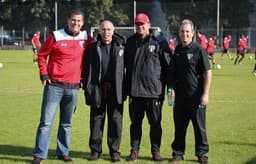 Rodolfo Canavesi (à esquerda, de jaqueta vermelha) deixou a base do São Paulo para trabalhar em Portugal