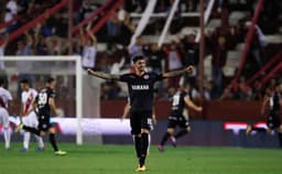 Jogadores do Lanús vibram muito com gol contra o River Plate