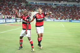 Vinicius Júnior festeja classificação ao lado de Paquetá