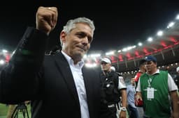 Reinaldo Rueda voltará ao Maracanã. Veja, ao lado, imagens do técnico pela seleção chilena