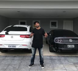 Adriano Imperador exibe carrões no Instagram