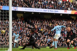 Gabriel Jesus marcou até aqui oito gols pelo Manchester City na Premier League, tem um a menos que Salah, do Liverpool, que lidera a corrida pela atilharia na Inglaterra