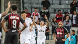 Após ver seus concorrentes encostarem, o Timão venceu duas seguidas e voltou a ter oito pontos de vantagem na liderança. Grêmio é de novo o vice-líder. Faltam cinco jogos para o fim do Brasileirão e o hepta está mais perto. Veja a construção da liderança...