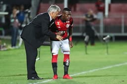 Vinicius Júnior recebe orientações de Rueda antes de ir a campo