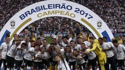 Chegou ao fim o Brasileirão-2017. O Corinthians foi campeão. Mas o Timão não ganhou dinheiro sozinho. Confira quanto cada participante da Série A ganha de premiação. O valor total pago pela TV Globo é R$ 63.774.000,00. Rebaixados não embolsam dinheiro.