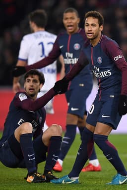 Neymar (Paris Saint-Germain) - Neymar, mais uma vez, foi o maestro do PSG e brilhou. Agora, contra o Troyes, em casa, marcou de fora da área (de canhota) e ainda deu uma assistência para Cavani - que perdeu um pênalti. Já são nove gols e seis assistência