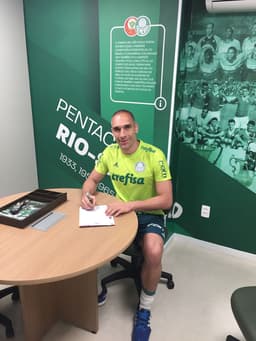 Prass assinou seu novo contrato com o Palmeiras neste sábado