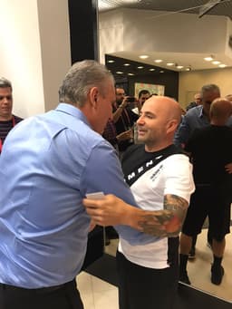 Sampaoli abraça Tite