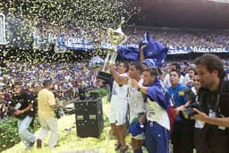 O Cruzeiro foi campeão brasileiro em 2003, na primeira edição disputada em pontos corridos. A Raposa, que conquistou a tríplice coroa naquela temporada, terminou o Brasileirão com 100 pontos. Alex era o grande destaque do time, comandado por Vanderlei Luxemburgo.