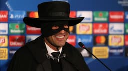 Paulo Fonseca, técnico do Shakhtar, vestido de Zorro