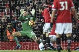 Ederson (Manchester City) - Saiu do clássico contra o Manchester United como herói. Operou dois milagres já no fim, garantindo a vitória do City por 2 a 1. Além do mais, voltou a exibir muita qualidade com a bola nos pés.