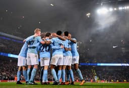 Após 18 rodadas do Campeonato Inglês, o Manchester City acumula gordura impressionante na ponta. A equipe acumula 16 vitórias consecutivas e vai consagrando Guardiola em mais uma liga nacional europeia&nbsp;