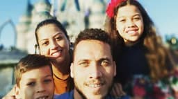 Neto - O jogador da Chapecoense está com a família passando as férias na Disney