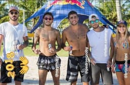 Neymar e amigos curtem férias em resort na Bahia