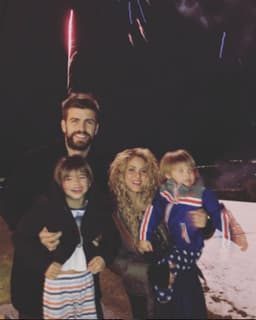 Piqué celebrou o Réveillon ao lado da esposa Shakira e dos filhos