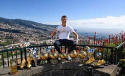 CR7 junta coleção de troféus individuais em sua terra natal