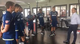 Rodrigo Caetano e atletas do Flamengo