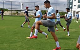 Cria de Xerém, Douglas tem papel importante no grupo tricolor