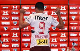 O atacante Diego Souza foi a principal contratação do São Paulo para a temporada