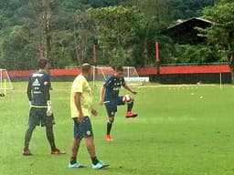 Diego Alves bate bola no campo