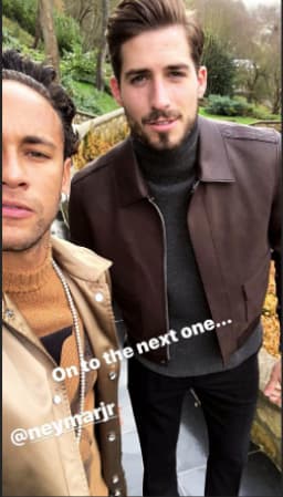 Neymar e Kevin Trapp assistem a desfile de moda em Paris