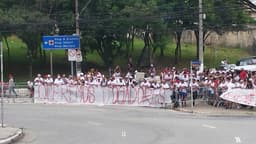 Torcedores recepcionam São Paulo com faixas de protesto no primeiro jogo no Morumbi em 2018