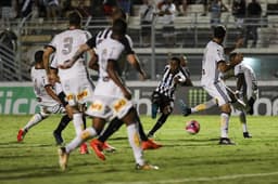 Rodrygo chuta para fazer o gol da vitória do Santos