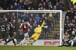 Ederson (Manchester City) - Cada vez mais à vontade, o jovem goleiro brasileiro se destacou com, pelo menos, duas belas defesas diante do Burnley. Não teve culpa no gol de empate - o jogo terminou 1 a 1.