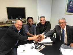 Diretoria do Santos em reunião com Pelé