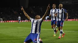 Tiquinho Soares (Porto) - O Porto entrou em campo para encarar o Sporting, pela ida das semi da Taça de Portugal, com quatro brasileiros. Felipe, Alex Telles, Otávio e Tiquinho Soares estiveram presentes, e o último, no segundo tempo, fez o único gol do c