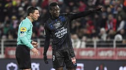 Balotelli conversando com o árbitro no jogo entre Dijon x Nice